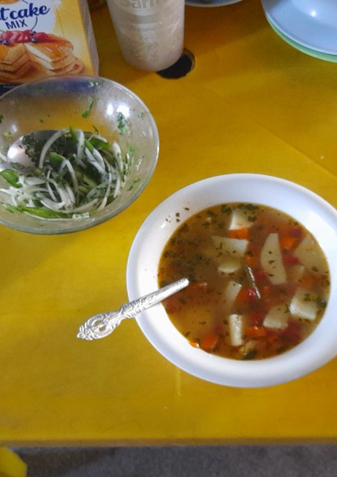 Una foto de Caldo de pollo con verduras a mi estilo 😋