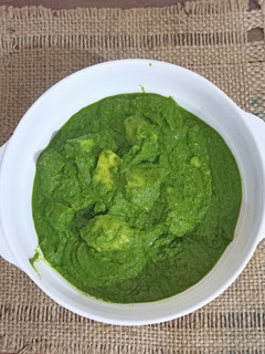 આલુ પાલક (Aloo Palak Recipe In Gujarati) રેસીપી મુખ્ય ફોટો