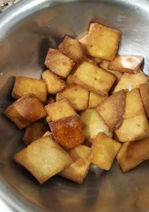 A picture of Gur makka Khajoori.