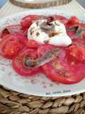 Ensalada de tomate, burrata y anchoas