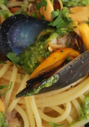 A picture of Spaghetti with Shellfish and a Creamy Sauce.