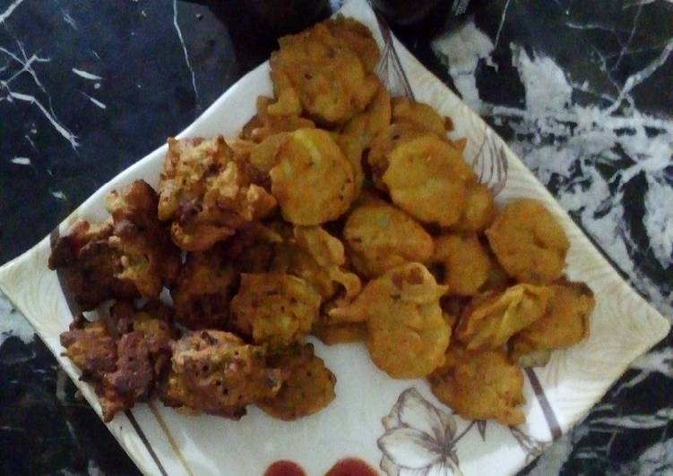 Simple Way to Prepare Award-winning Aaloo aur piyaas ke pakore
