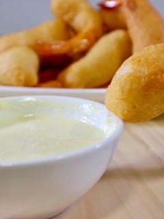 Una foto de Langostinos gabardina con mayonesa de piña