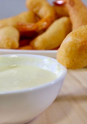 Una foto de Langostinos gabardina con mayonesa de piña