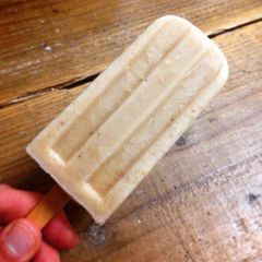 A picture of Banana Milk Popsicles.