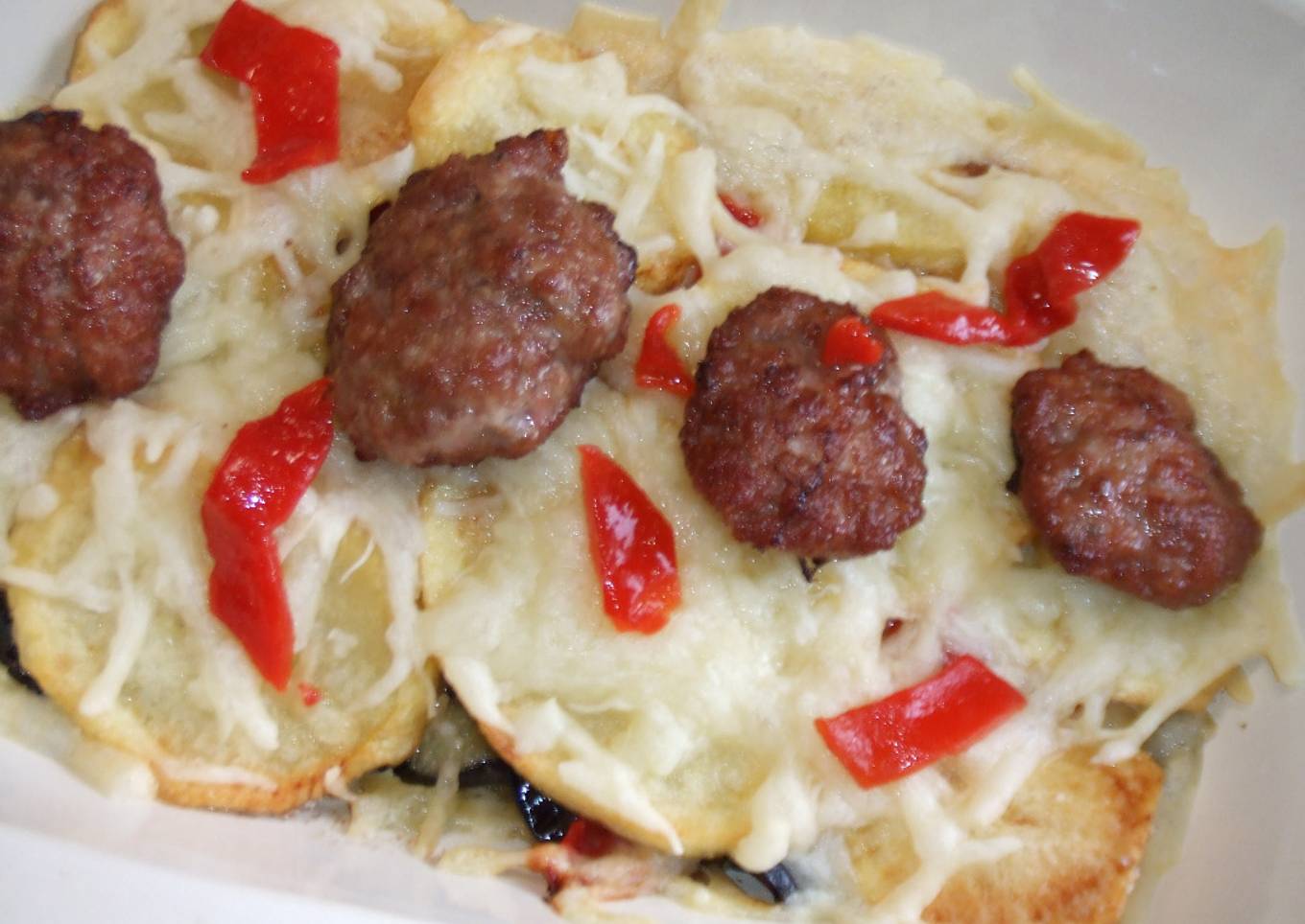 Gratín de berenjena y patatas con hamburguesitas