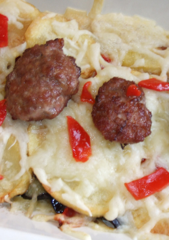 Una foto de Gratín de berenjena y patatas con hamburguesitas