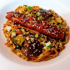 Honey Soy Glazed Salmon Udon Noodle Stir Fry 🍯🍜🐟🥦🧄🥕🧅 A picture of Honey Soy Glazed Salmon Udon Noodle Stir Fry 🍯🍜🐟🥦🧄🥕🧅.