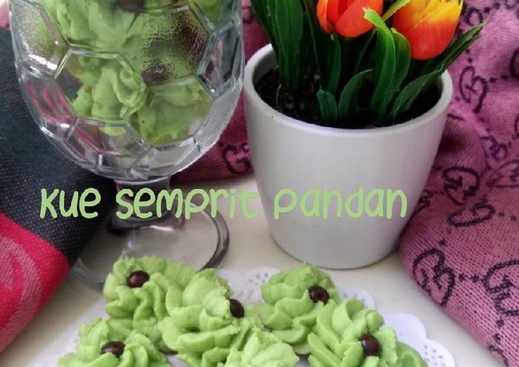 Langkah Mudah untuk Menyiapkan Kue Semprit Pandan 4 Bahan Ngeprul yang Enak Banget