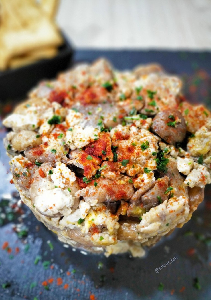 Una foto de Revuelto de champiñón con gambas y allioli de bacalao
