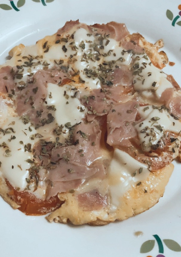 Una foto de “Pizza” con base de tomate y huevo 🤩