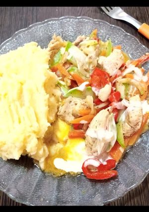 Una foto de Pollo a la crema con verduras