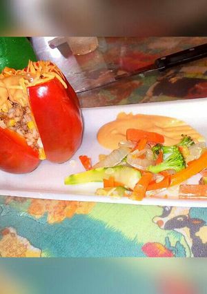 Una foto de Pimentón relleno con vegetales salteados