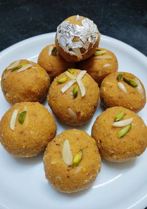 A picture of Dal ladoo.