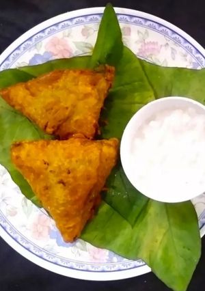 A picture of Colocasia leaves (Patra)Samosa.