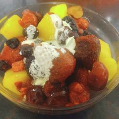 A picture of My lovely fresh fruit salad with cream. 💜.