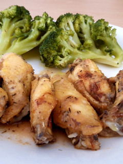 Una foto de Alitas de pollo con mostaza y miel al horno