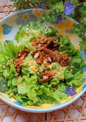Hình của món Salad trộn hạt óc chó.