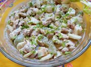 Una foto de ensalada de pollo con apio