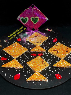 તલ ની ચીક્કી (Til Chikki Recipe In Gujarati) રેસીપી મુખ્ય ફોટો