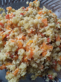 Una foto de Arroz de coliflor con verduritas🍚🥗🍚