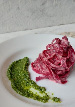 Foto di Fettuccine rosa con crema alla robiola e pesto di rucola