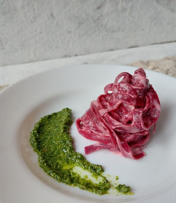 Foto di Fettuccine rosa con crema alla robiola e pesto di rucola