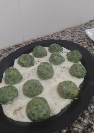 Una foto de Malfatis de espinaca (acelga si no tienen) con salsa blanca