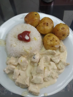 Una foto de Pollo en salsa de queso