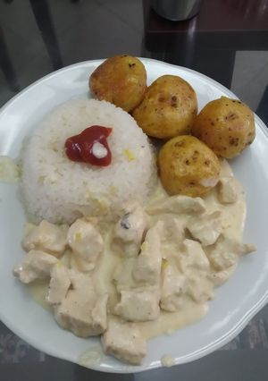 Una foto de Pollo en salsa de queso