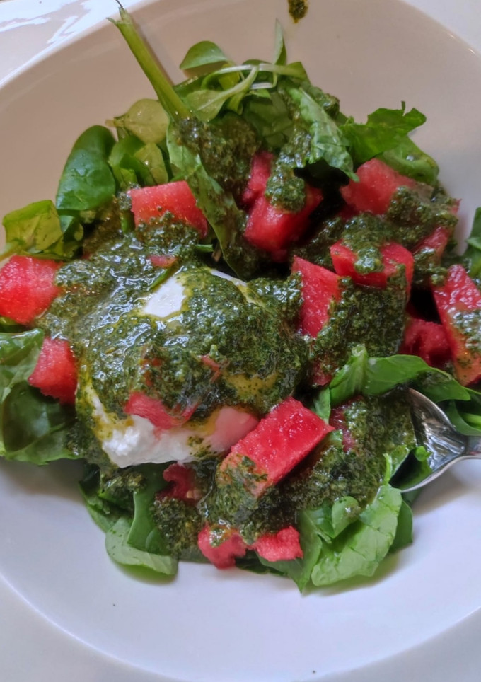 Una foto de Ensalada de burrata con sandía y pesto