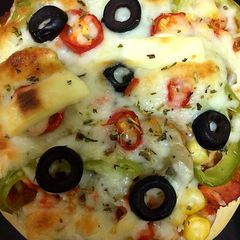A picture of Fusion chicken tikka pizza 😊.