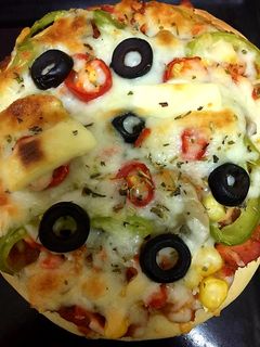 A picture of Fusion chicken tikka pizza 😊.