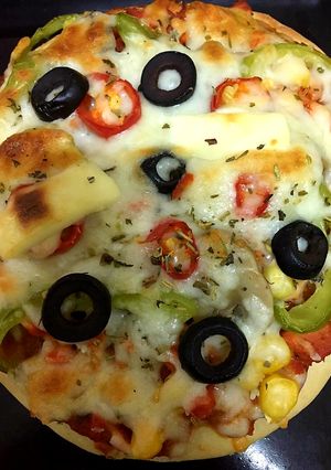 A picture of Fusion chicken tikka pizza 😊.