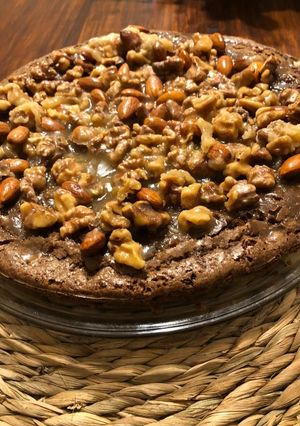 Una foto de Brownie de chocolate y café con salsa de caramelo y frutos seco!