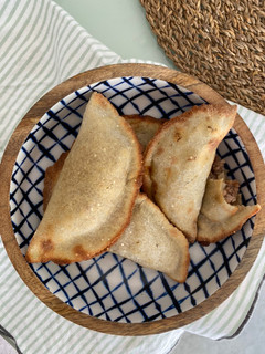 Una foto de Empanadas de carne molida sin gluten en freidora de aire