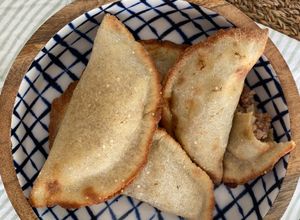 Una foto de Empanadas de carne molida sin gluten en freidora de aire