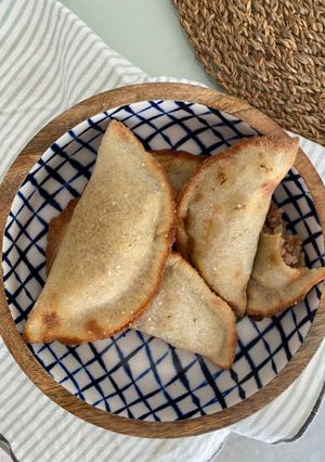 Una foto de Empanadas de carne molida sin gluten en freidora de aire