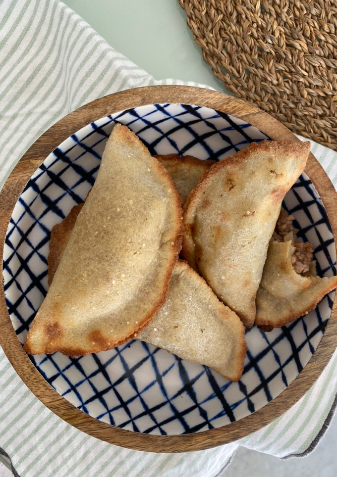 Una foto de Empanadas de carne molida sin gluten en freidora de aire