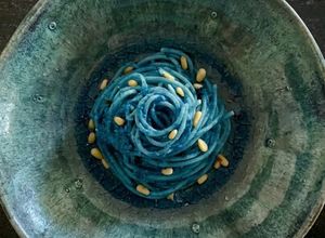 Foto di Pasta blu oceano ai pinoli tostati e Parmigiano
