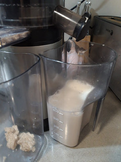 Una foto de Bebida de avena casera en licuadora de extracción lenta
