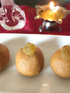 A picture of Besan Ladoo.