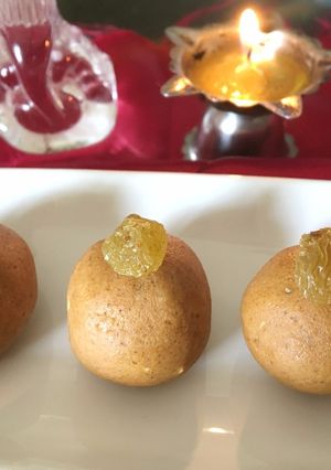 A picture of Besan Ladoo.