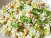 Une photo de salade de riz