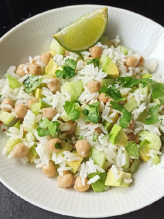 Une photo de Salade de riz avocat concombre et pois chiches