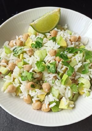 Une photo de Salade de riz avocat concombre et pois chiches