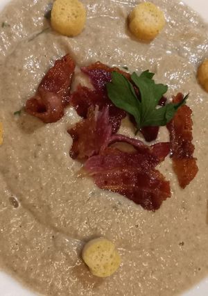 O poză a rețetei Supă cremă de ciuperci cu bacon crocant.