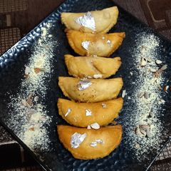 A picture of Suji Khoya Gujiya.