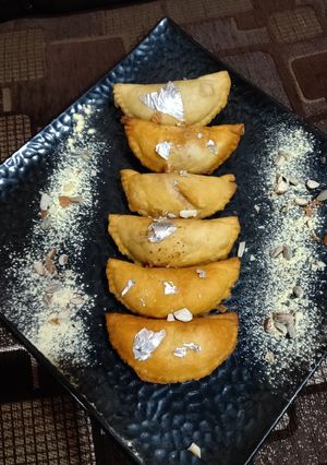 A picture of Suji Khoya Gujiya.