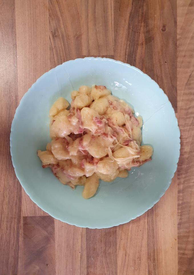 Una foto de Gnocchi con bacon y parmesano